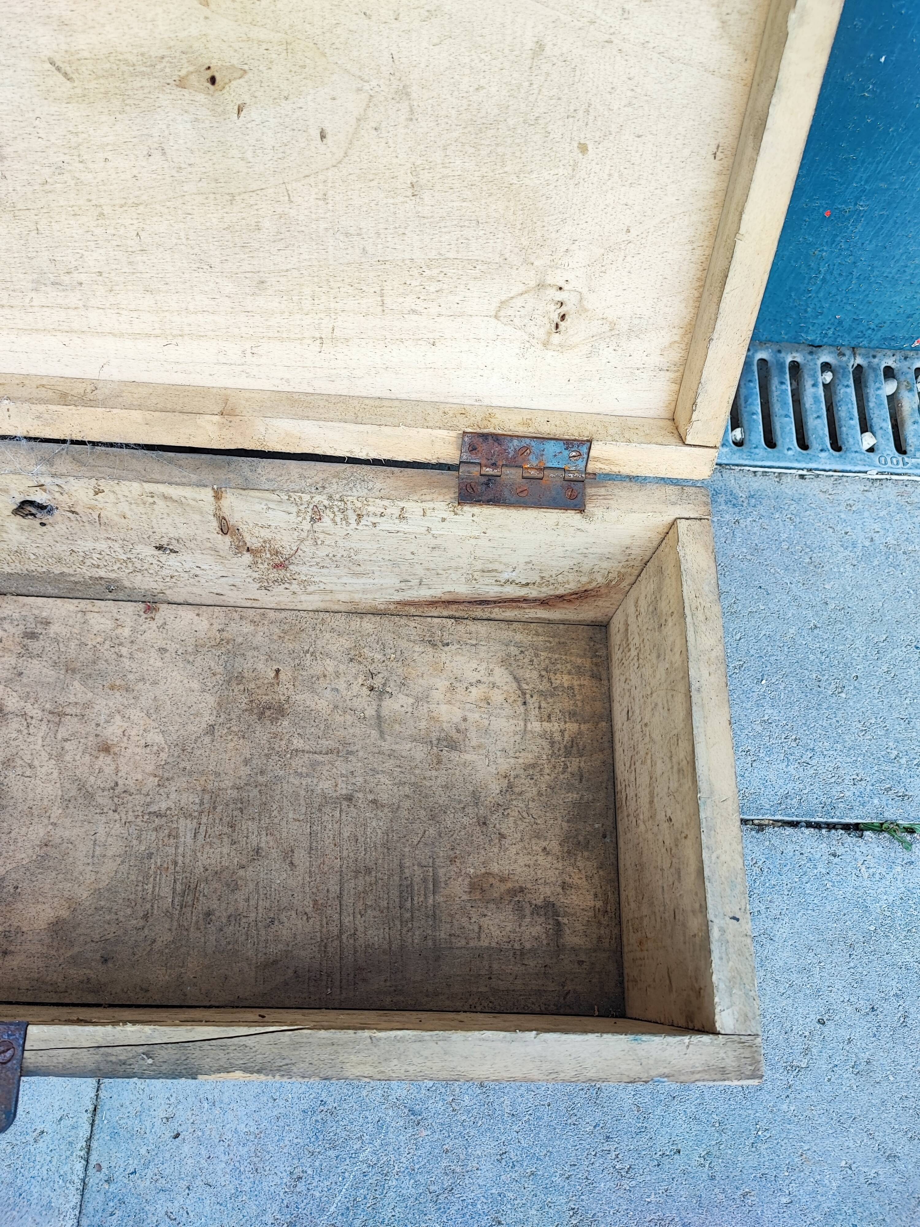 Trunk chest in raw wood