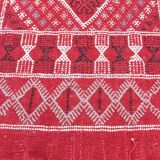 Tapis rouge à motifs berbères fait main