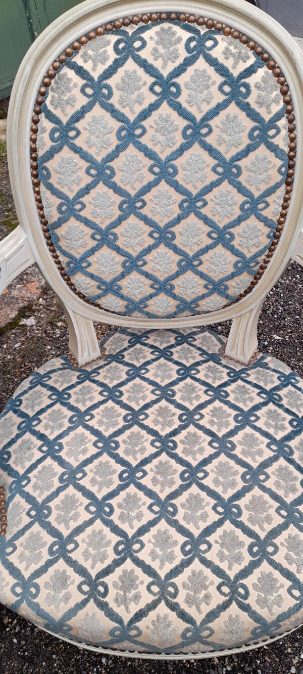 Paire de fauteuils médaillons Louis XVI