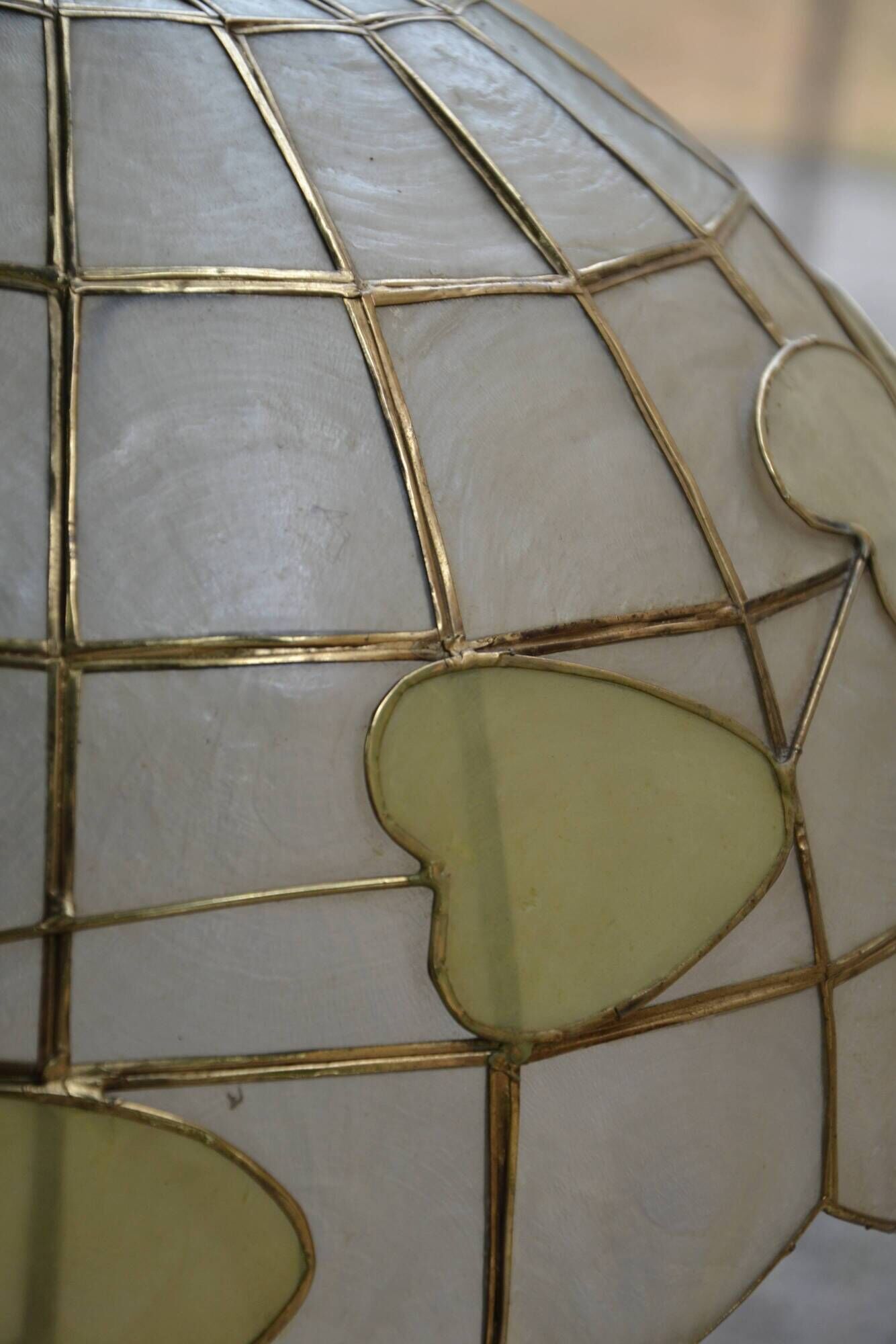 Lampe en nacre et plexiglas années 70