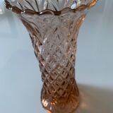 Vase en verre rose orangé