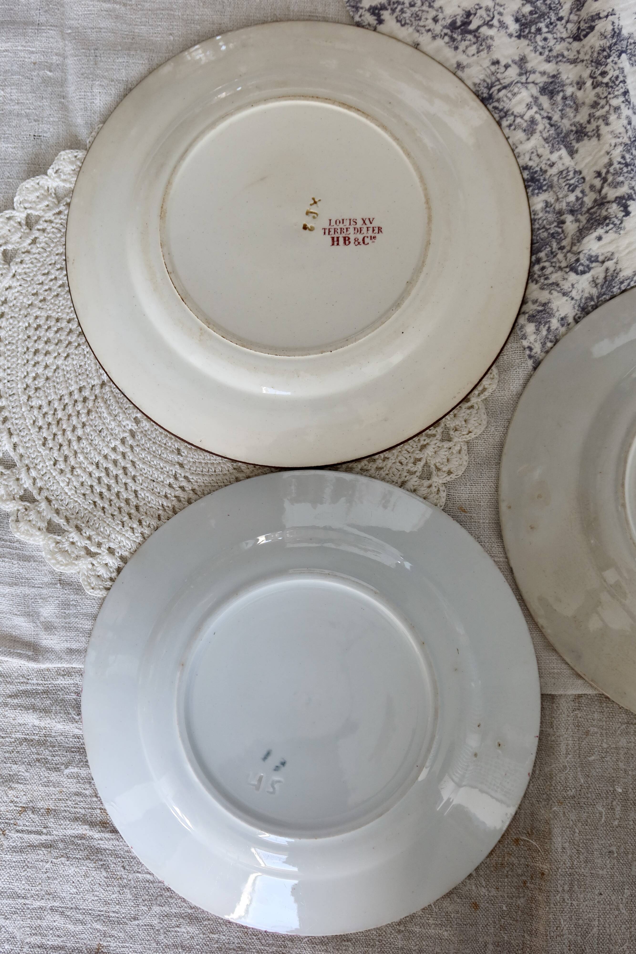 3 assiettes plates antiques dépareillées terre de fer rouge