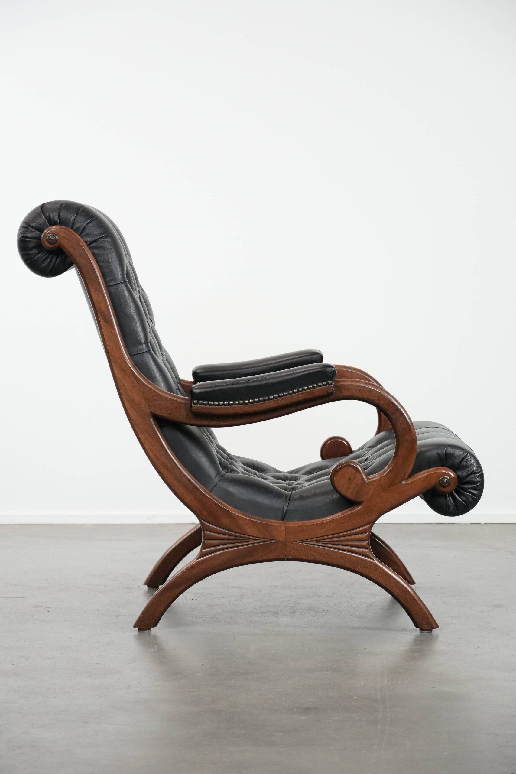 Fauteuil chesterfield en cuir de vachette noir classique et confortable