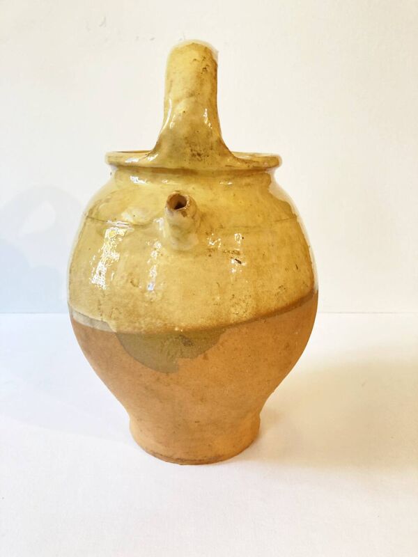 Cruche / Chevrette provençale ancienne, en terre cuite vernissée jaune