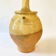 Cruche / Chevrette provençale ancienne, en terre cuite vernissée jaune