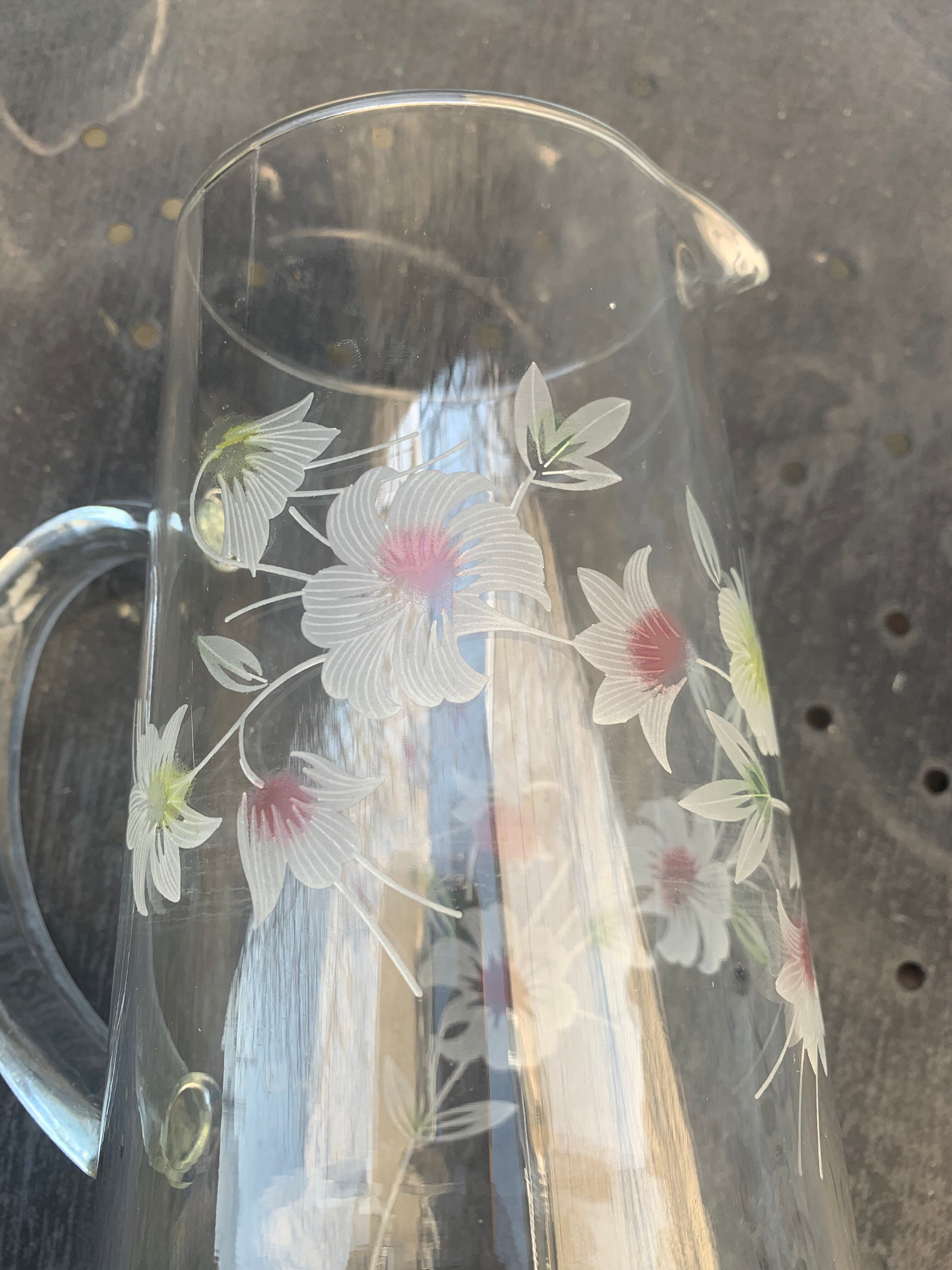 Carafe à orangeade avec des fleurs gravées ancienne