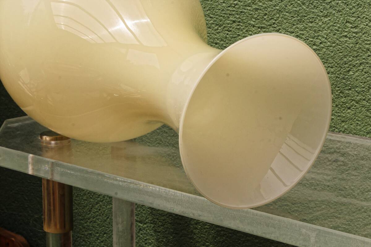 Vase de sol en verre opalin, couleur crème