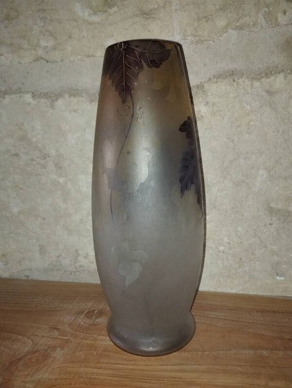 Vase Art nouveau en verre gravé à l’acide, décor vigne, signé Prios