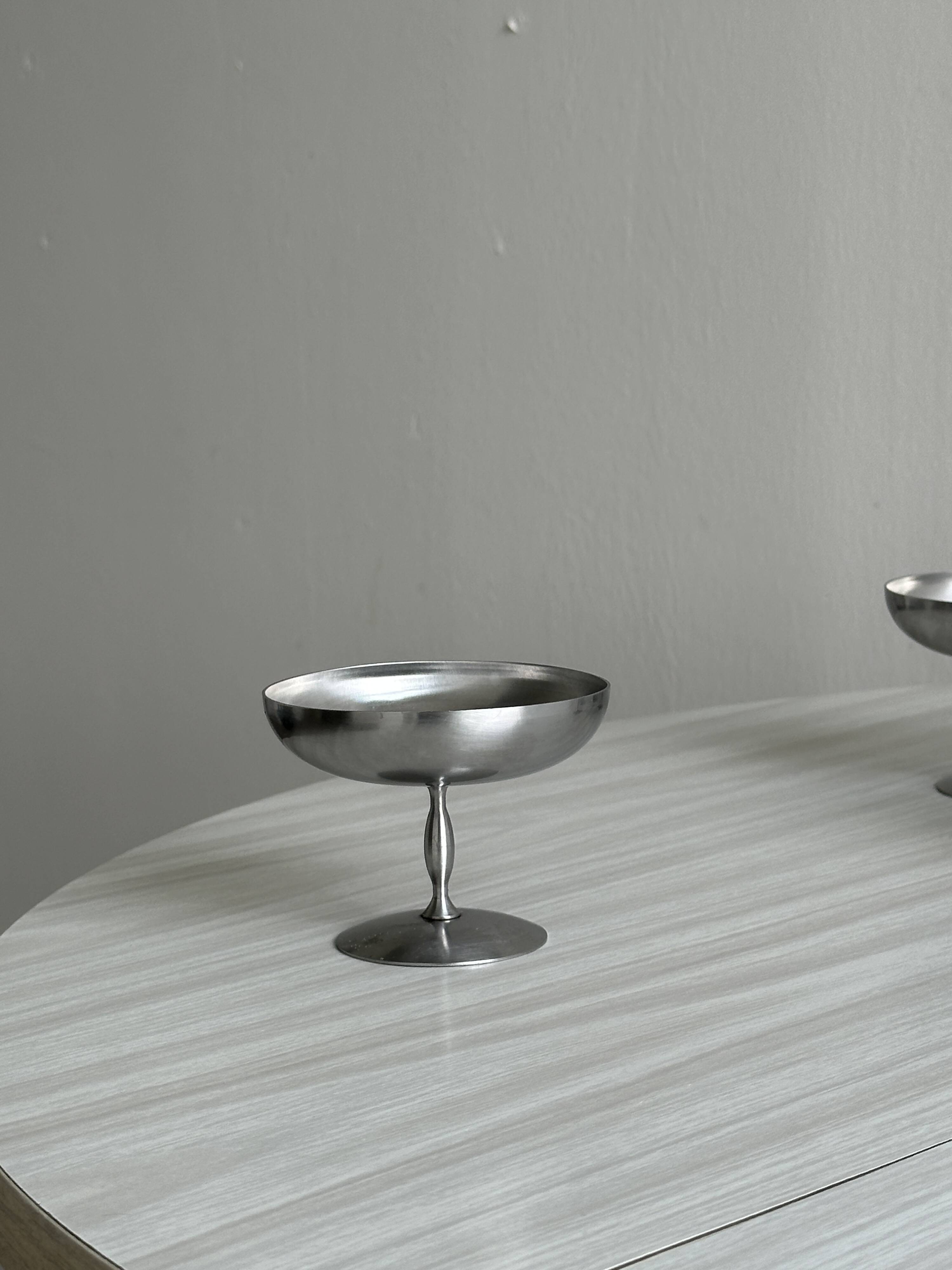 6 stainless steel footed bowls
