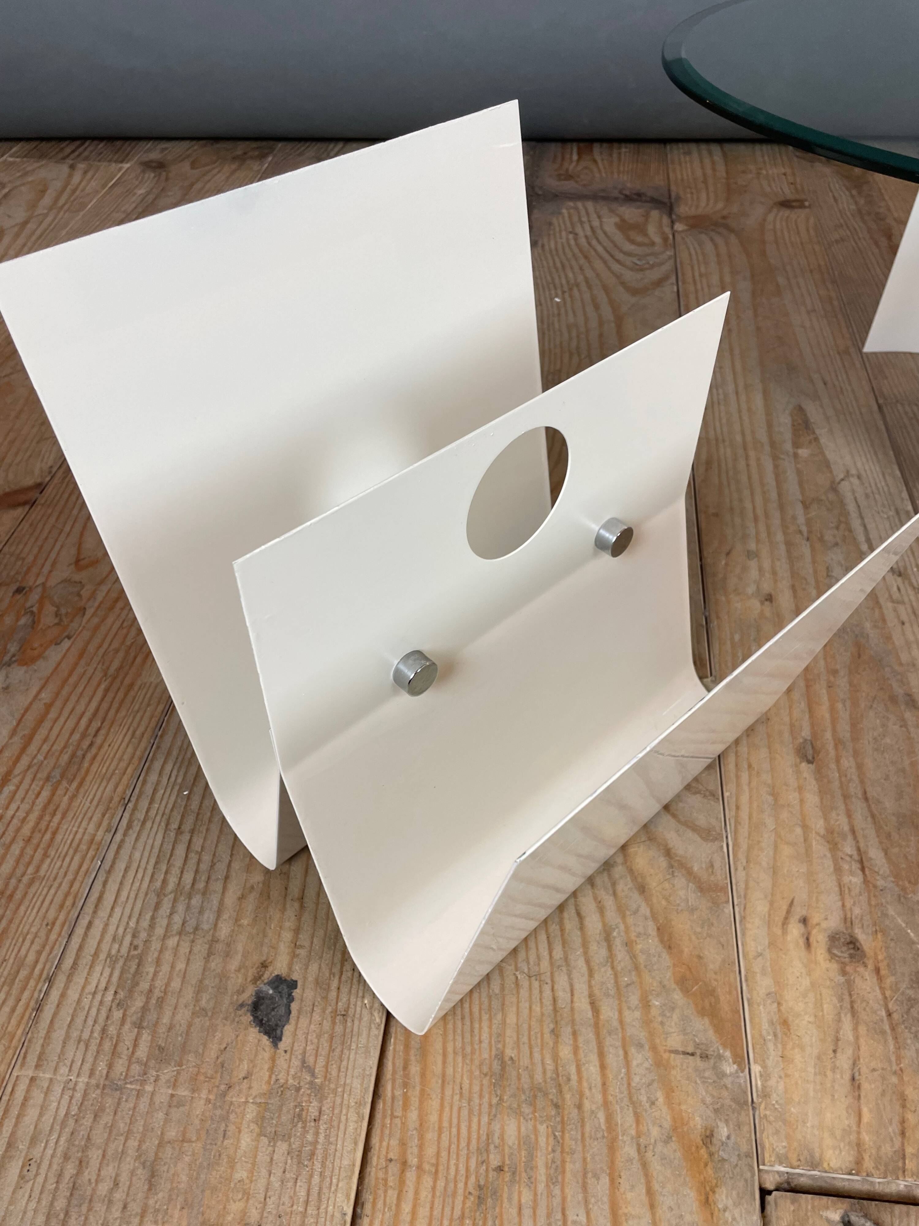 White lacquered metal magazine rack from the 1970s
