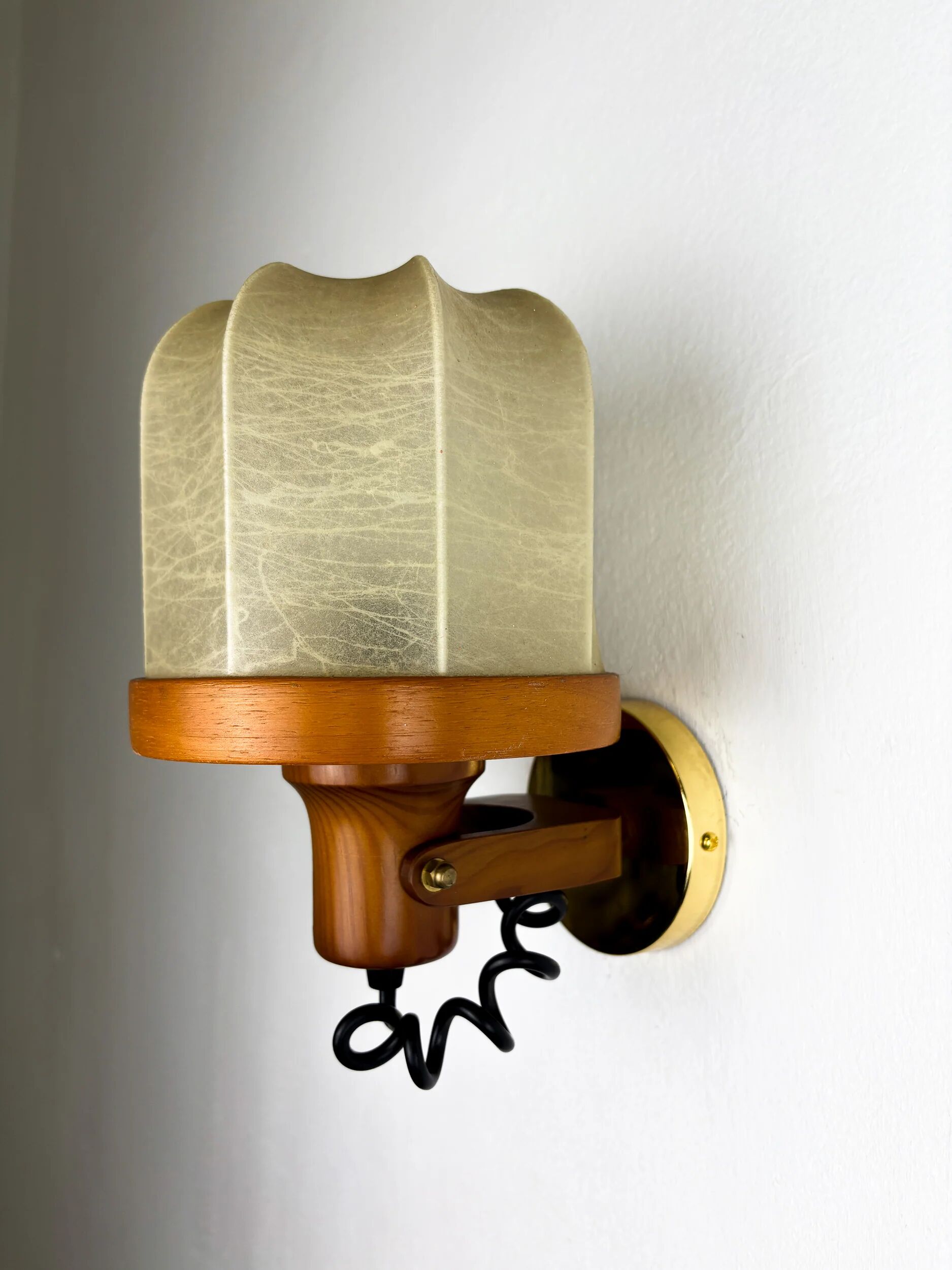 Pair of articulated "Cocoon" wall lights in resin and pine, Italy, circa 1970s