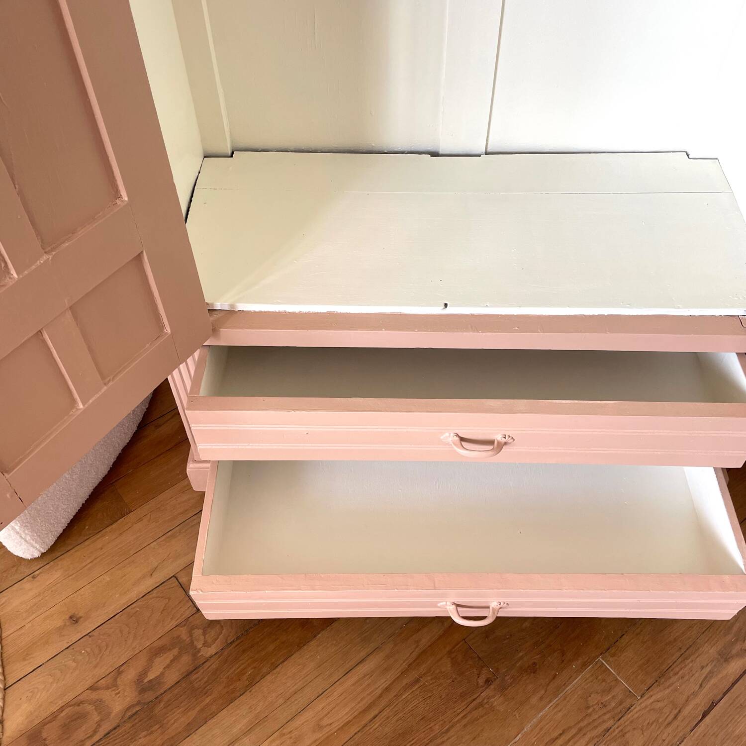 Armoire parisienne vieux rose
