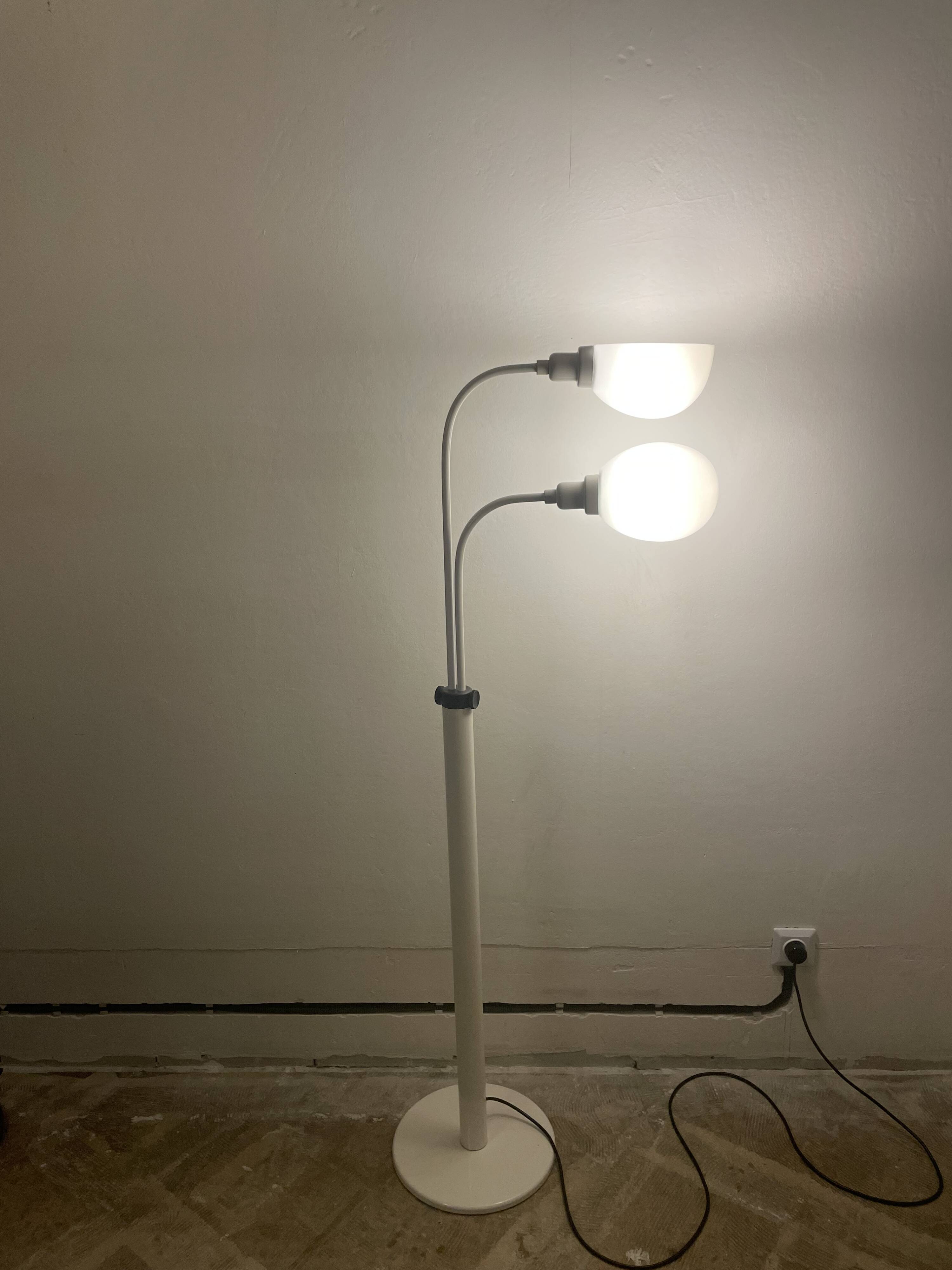 Lampadaire blanc sur pied avec bras rotatifs et abat-jours.