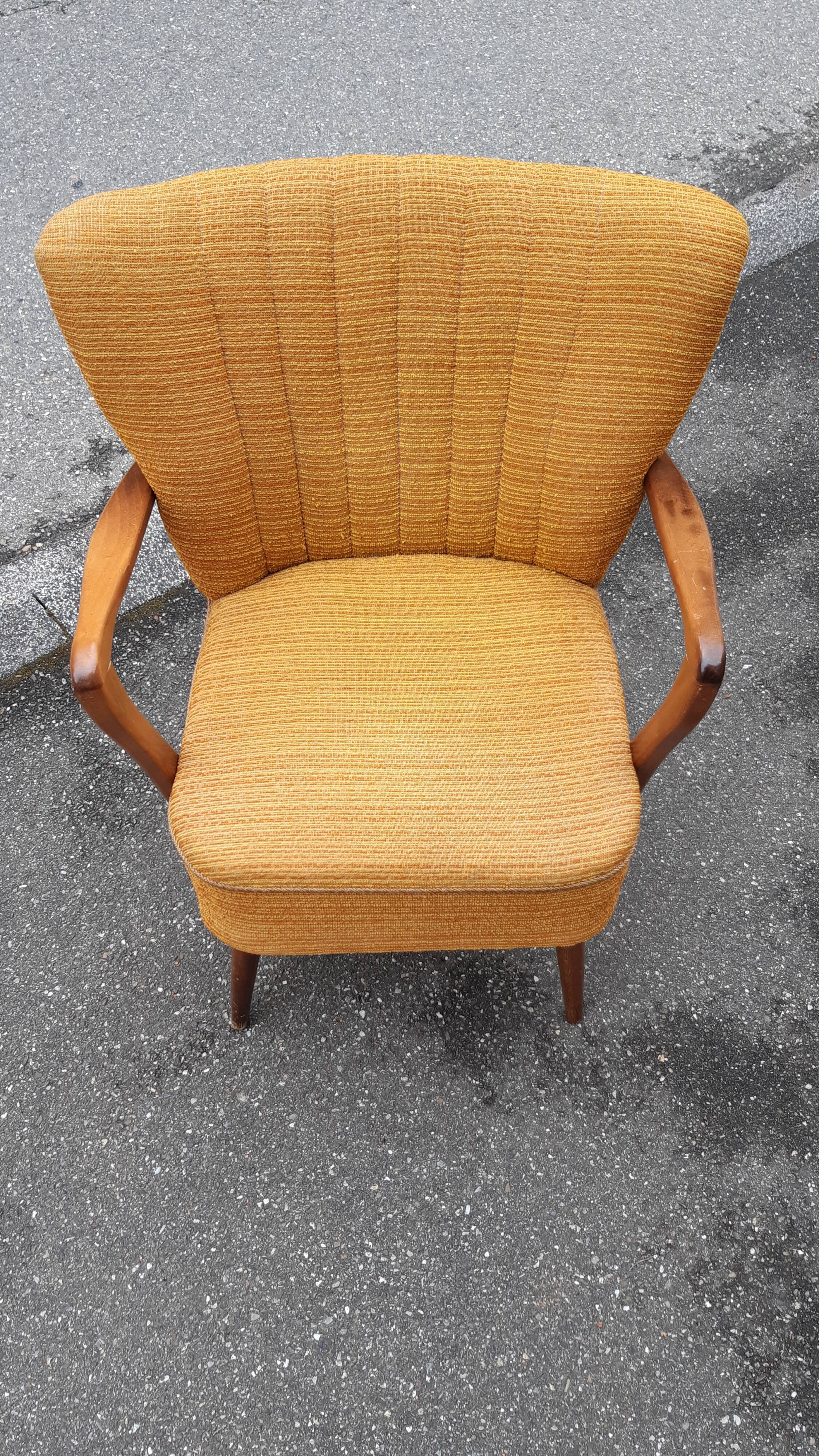 Cocktail chair armrests