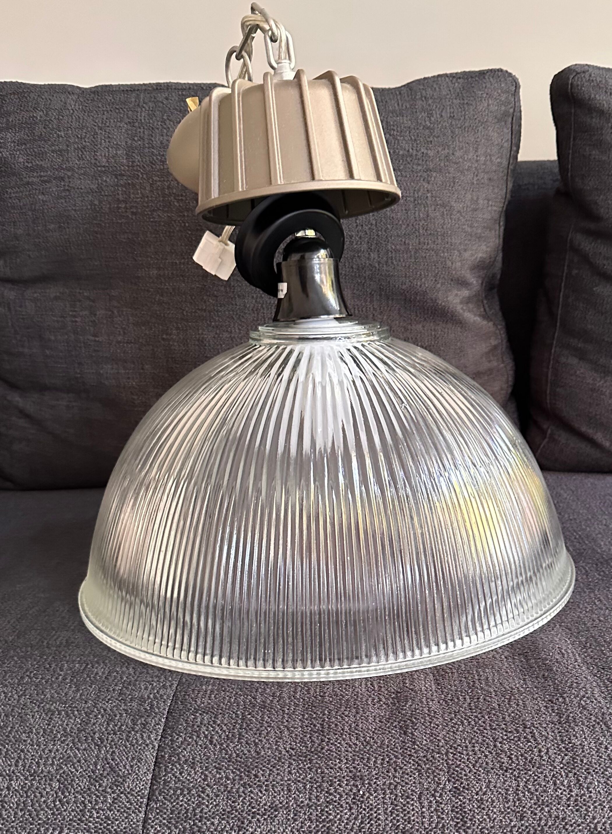 Glass kitchen suspension