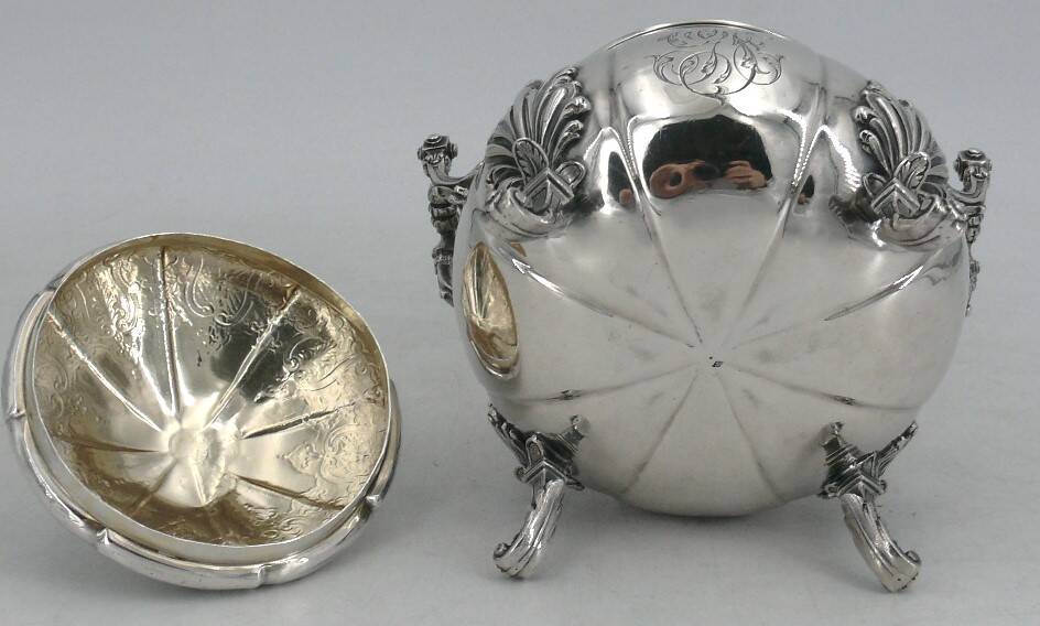 Edmond Tétard, beau sucrier en argent massif Minerve de style Régence.
