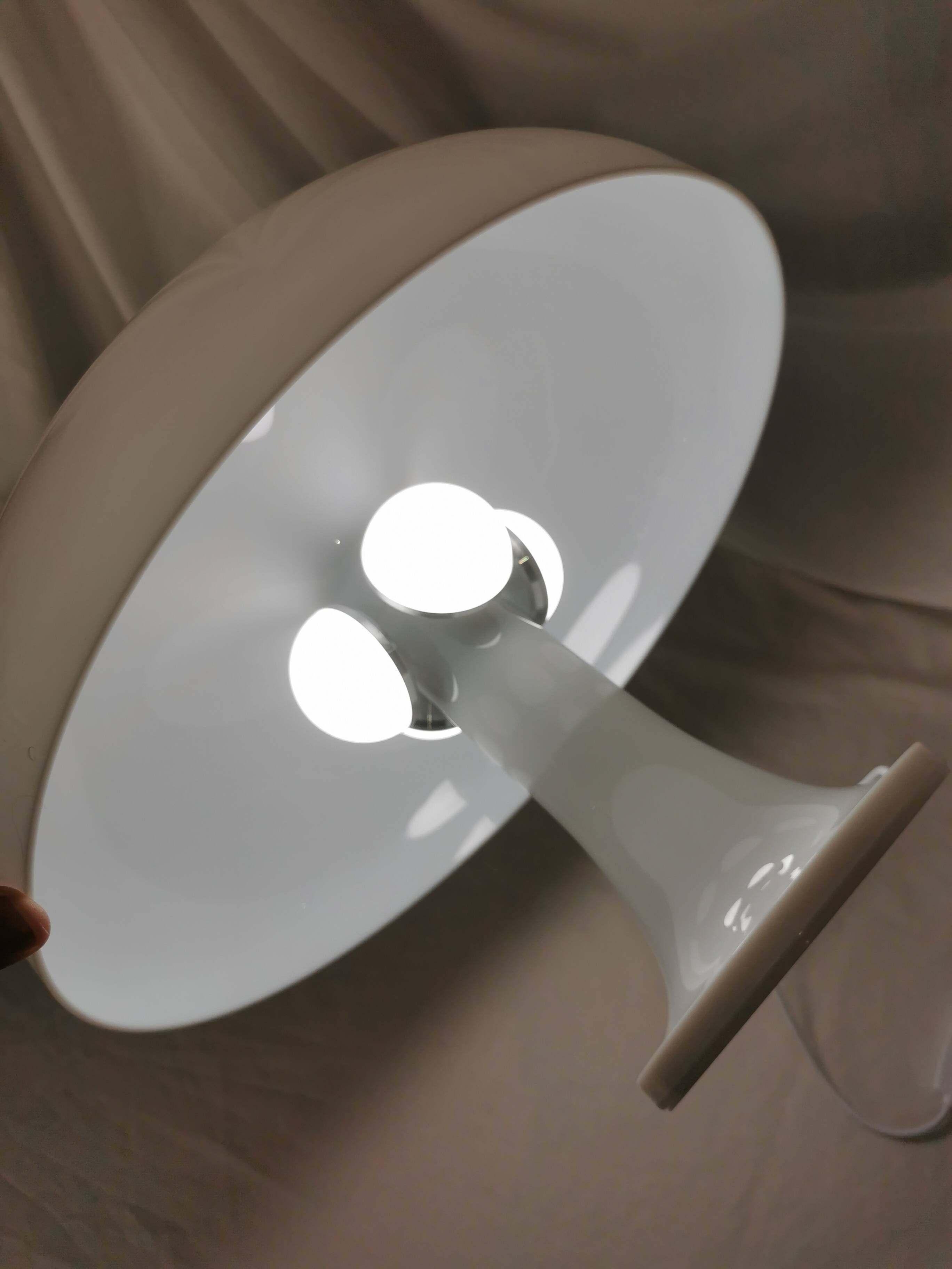 Lampe champignon en plastique blanc