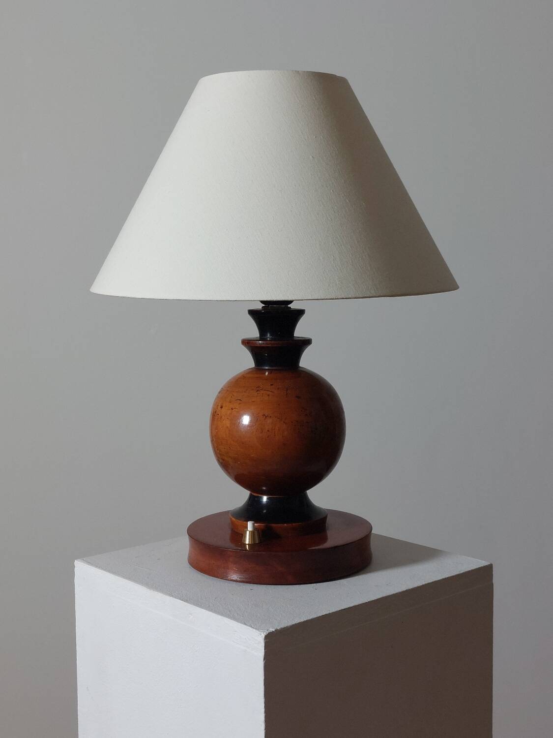 Turned wooden Art Deco table lamp