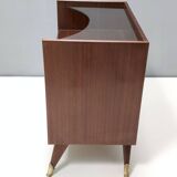 Paire de tables de chevet en noyer et cristal