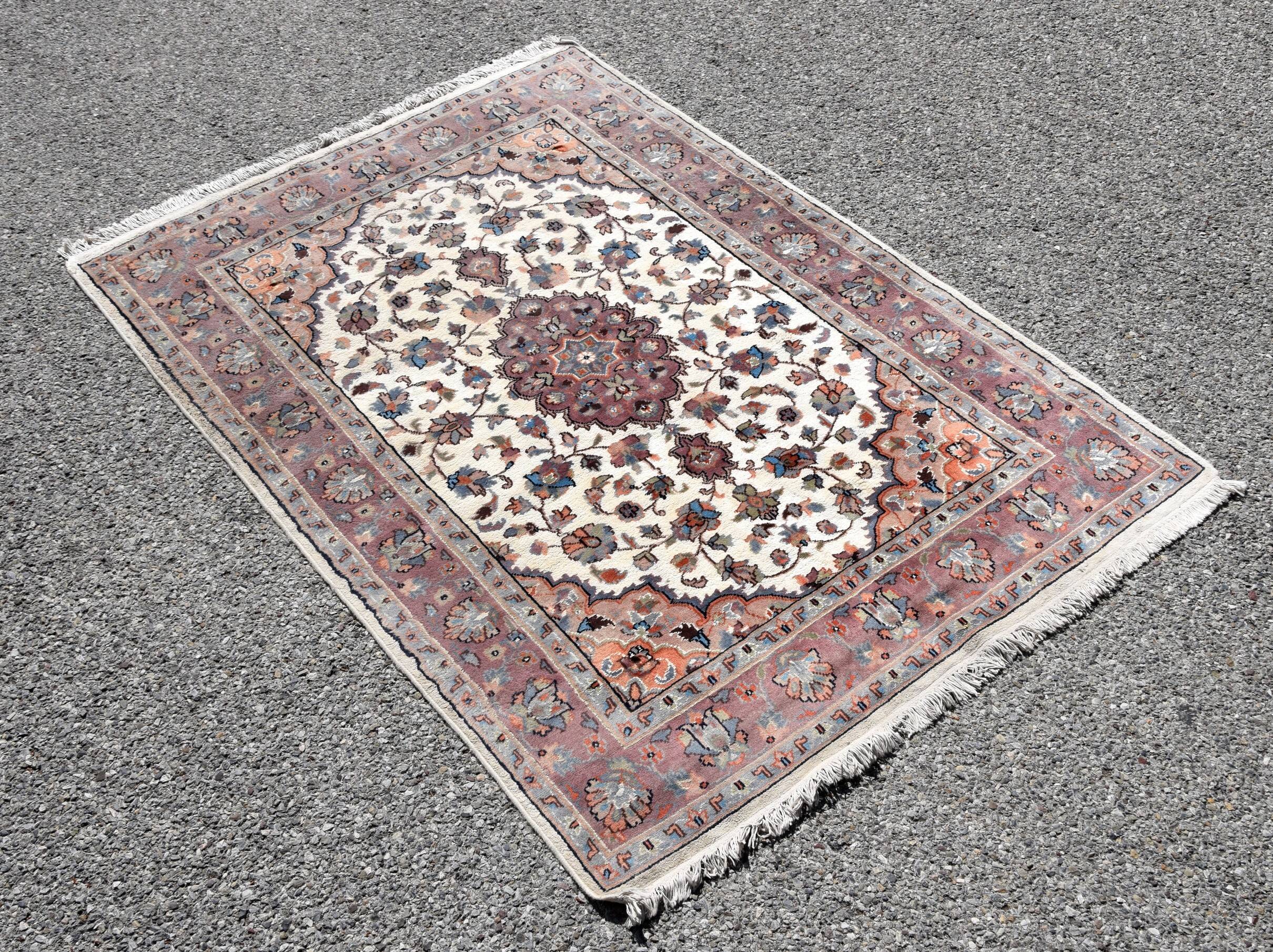 Tapis d'orient jihangir - laine et soie: 1.82 X 1.26 mètres - qualité: laine et soie sur trame coton