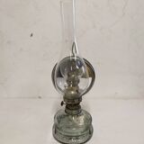 Ancienne lampe à pétrole en verre avec son miroir