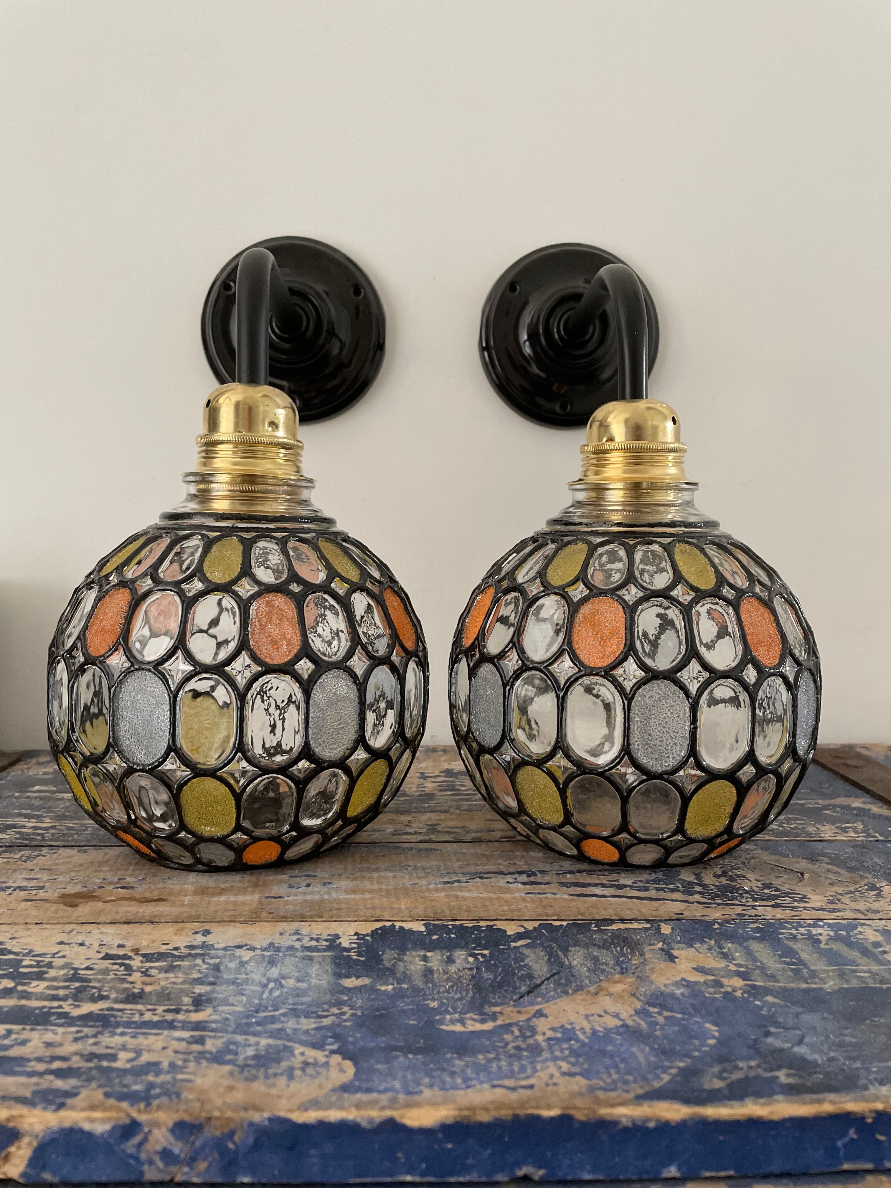 Paire d’appliques vintage en verre ciselé électrifiées à neuf