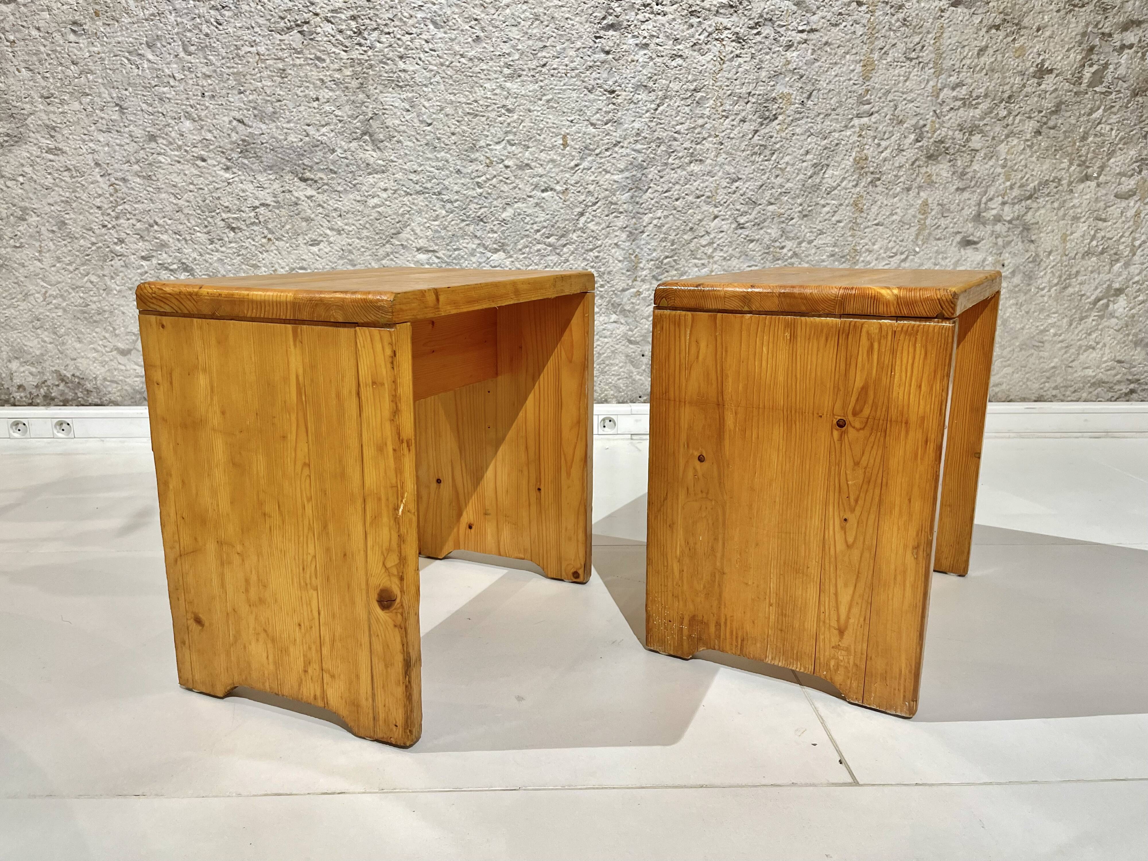 Set of 2 pine stools model "les Arcs"