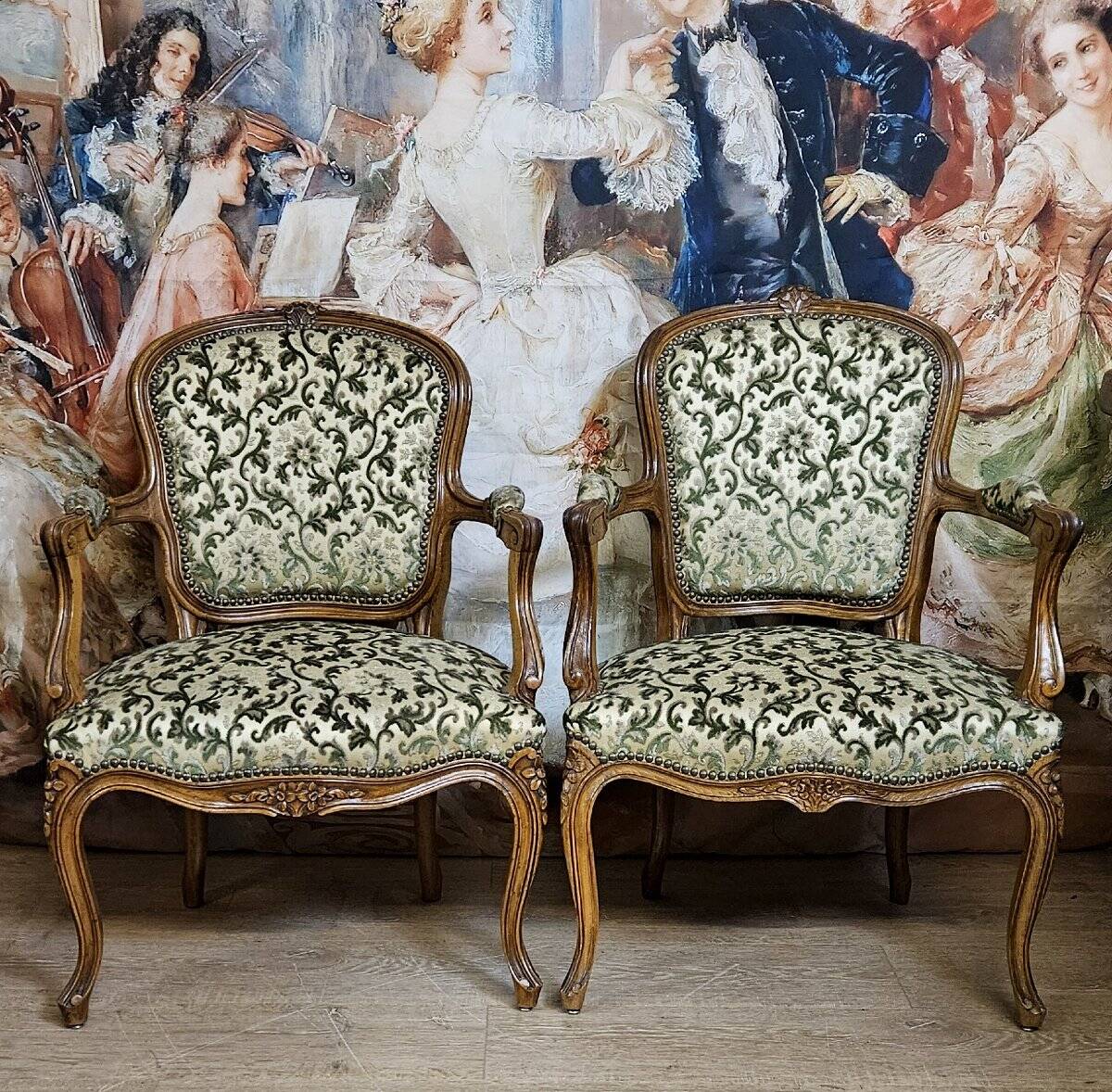 Paire de fauteuils style Louis XV, en bois massif finement sculpté
