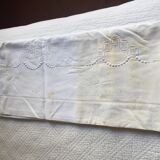 Drap ancien brodé fleurs et jours
