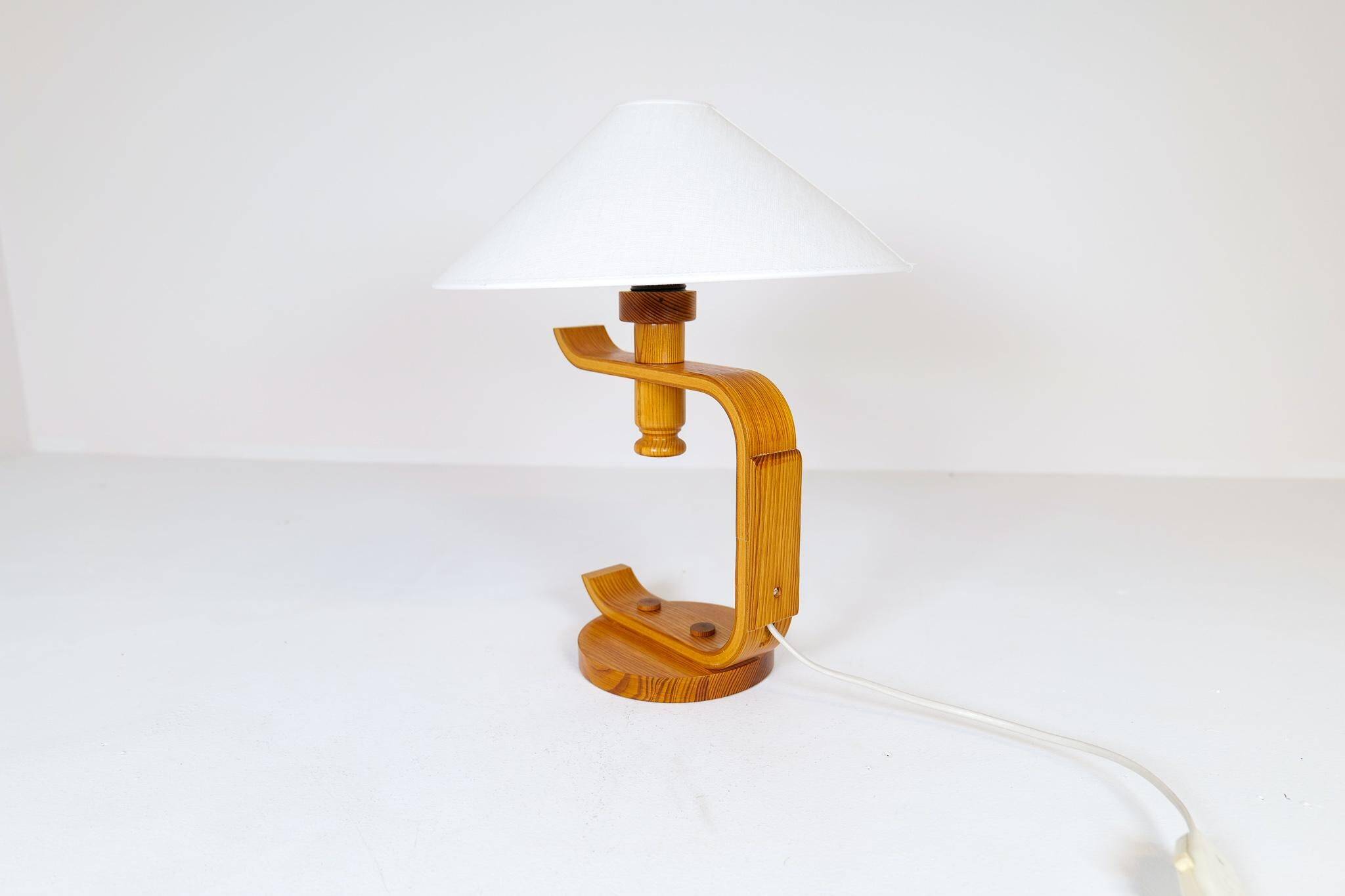 Mid-century modern sculptural table lamp in pine, 1970s.