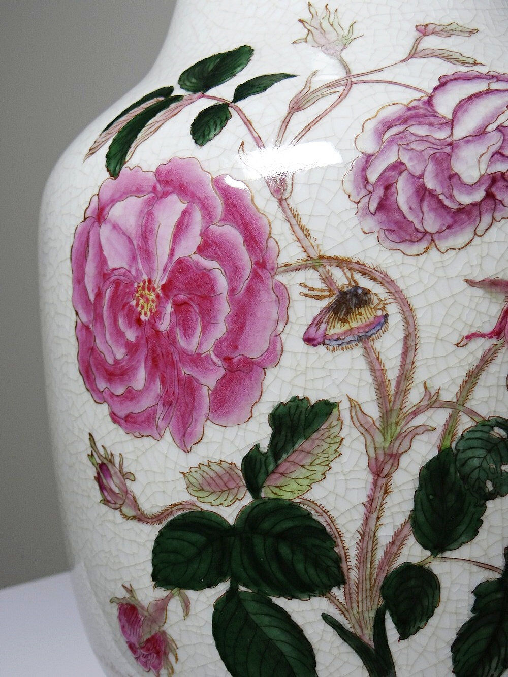 Impressive cracked earthenware vase with polychrome botanical decoration by Wong Lee, 1895, vintage.
