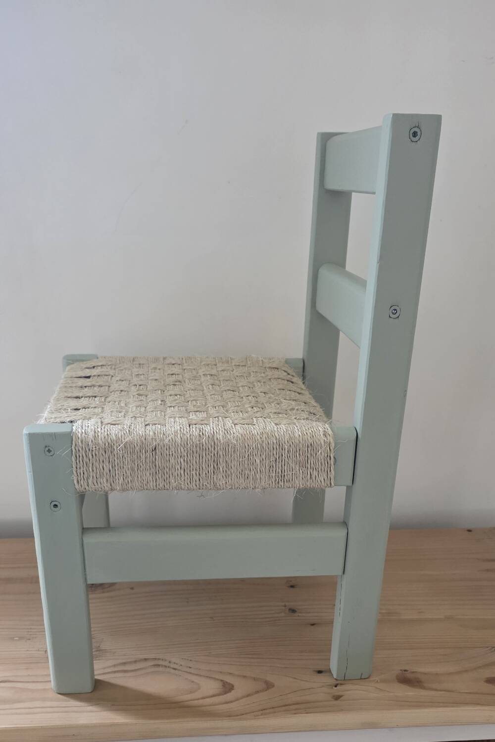 Set of two children's chairs in wood, jute and sisal
