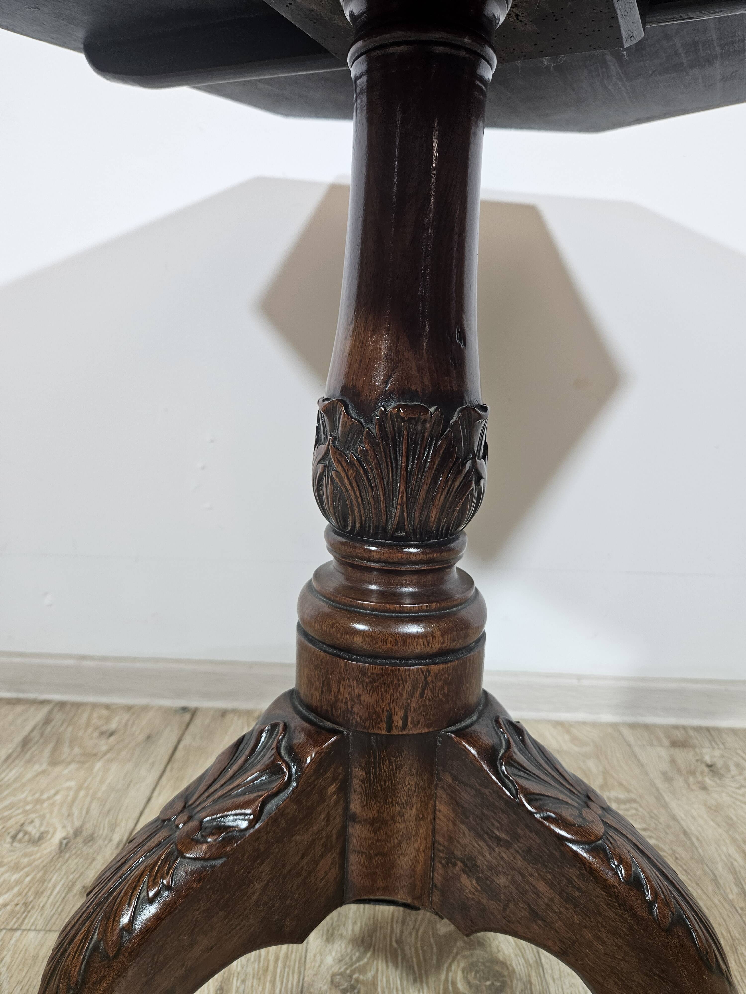 Table basse Chippendale du milieu du XIXe siècle