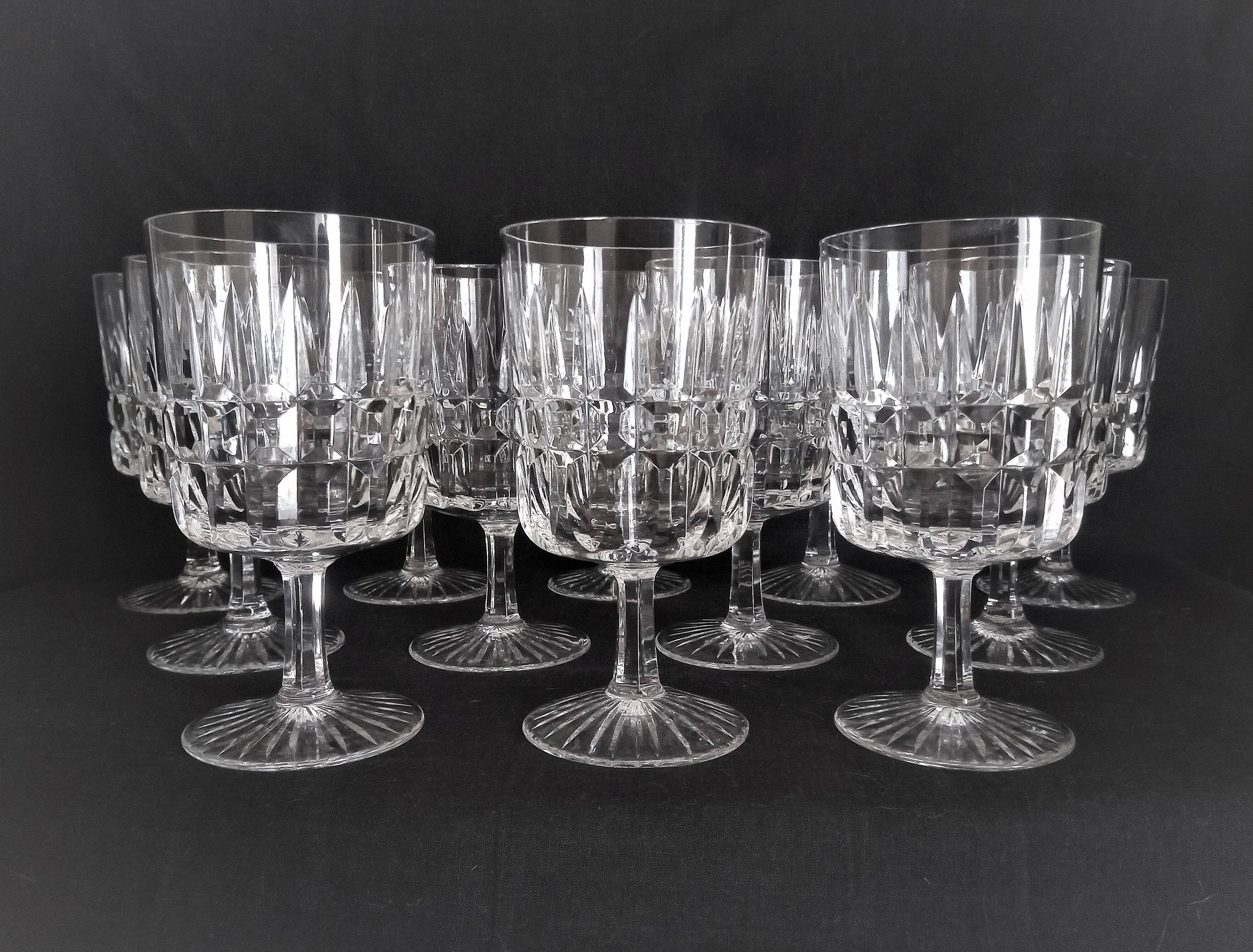 12 Art Deco wine glasses in cut crystal (in the style of Marignane Baccarat)