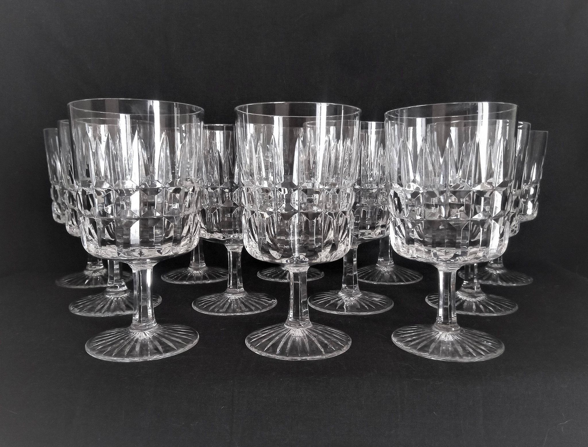12 Art Deco wine glasses in cut crystal (in the style of Marignane Baccarat)