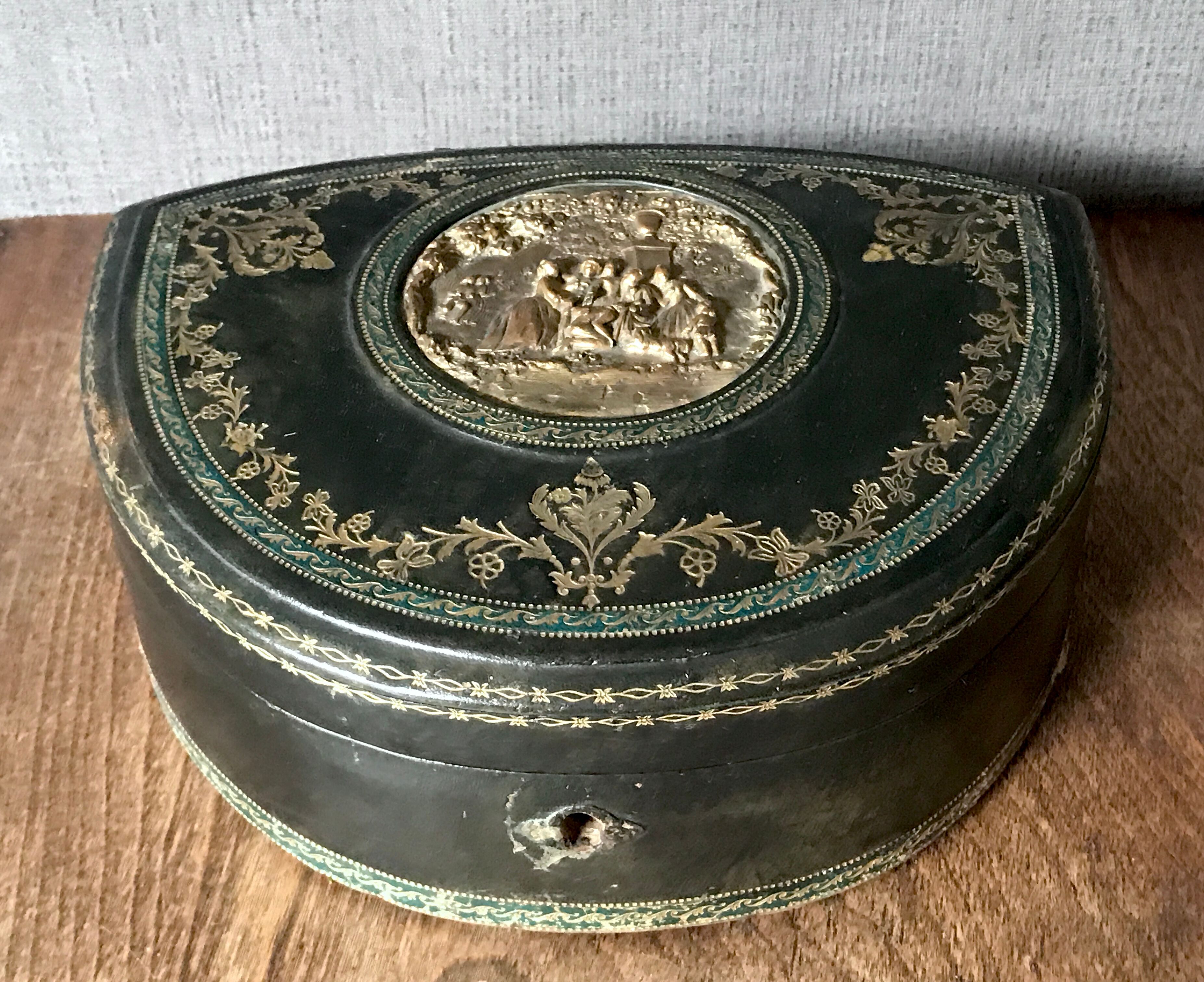 Old large leather jewelry box with a central medallion, XIX century, Napoleon III