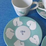 Ensemble de 4 tasses et leur soucoupe en porcelaine, motif méduse signé yves blayo