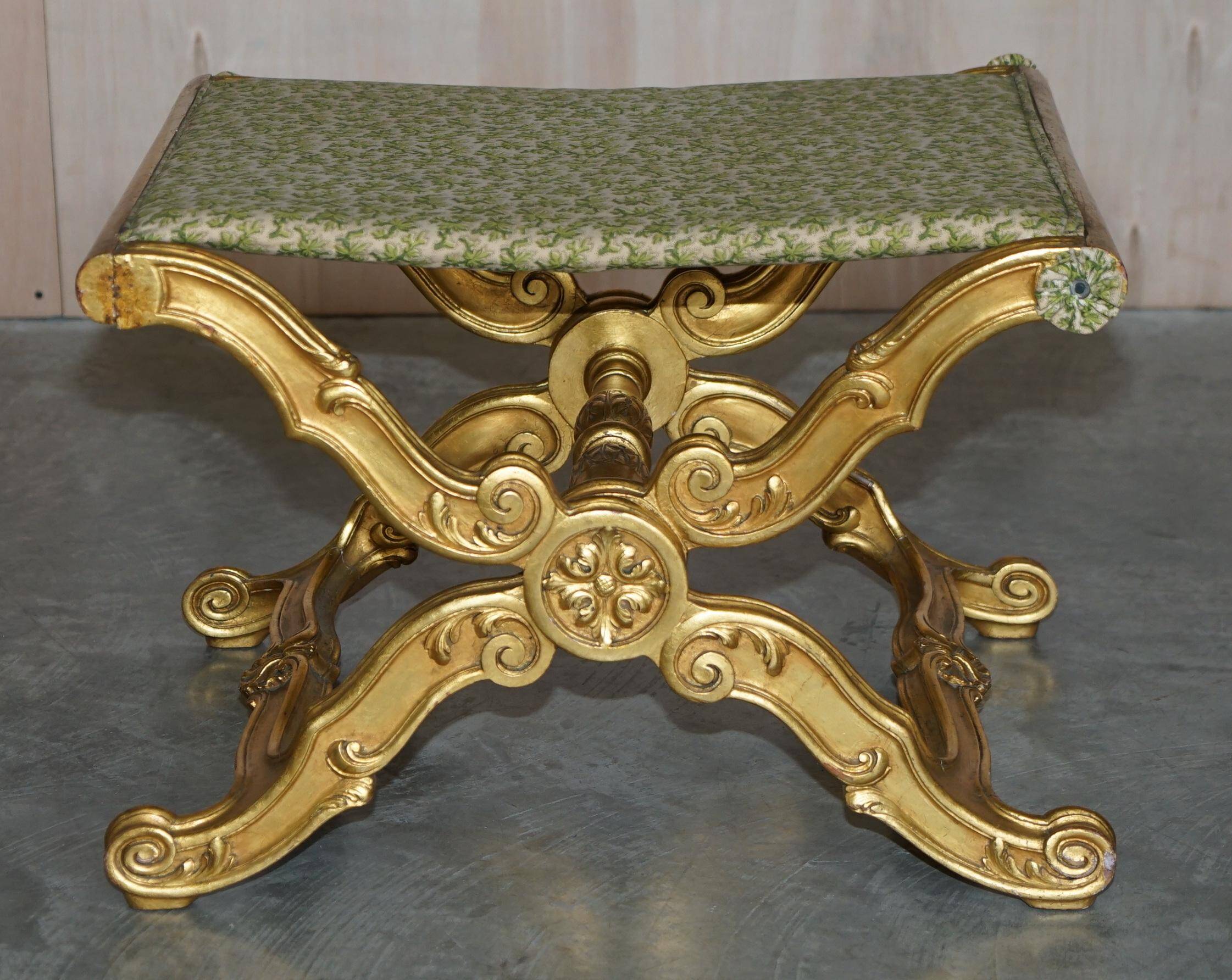 Folding stool with X-frame, carved golden wood, 19th century.