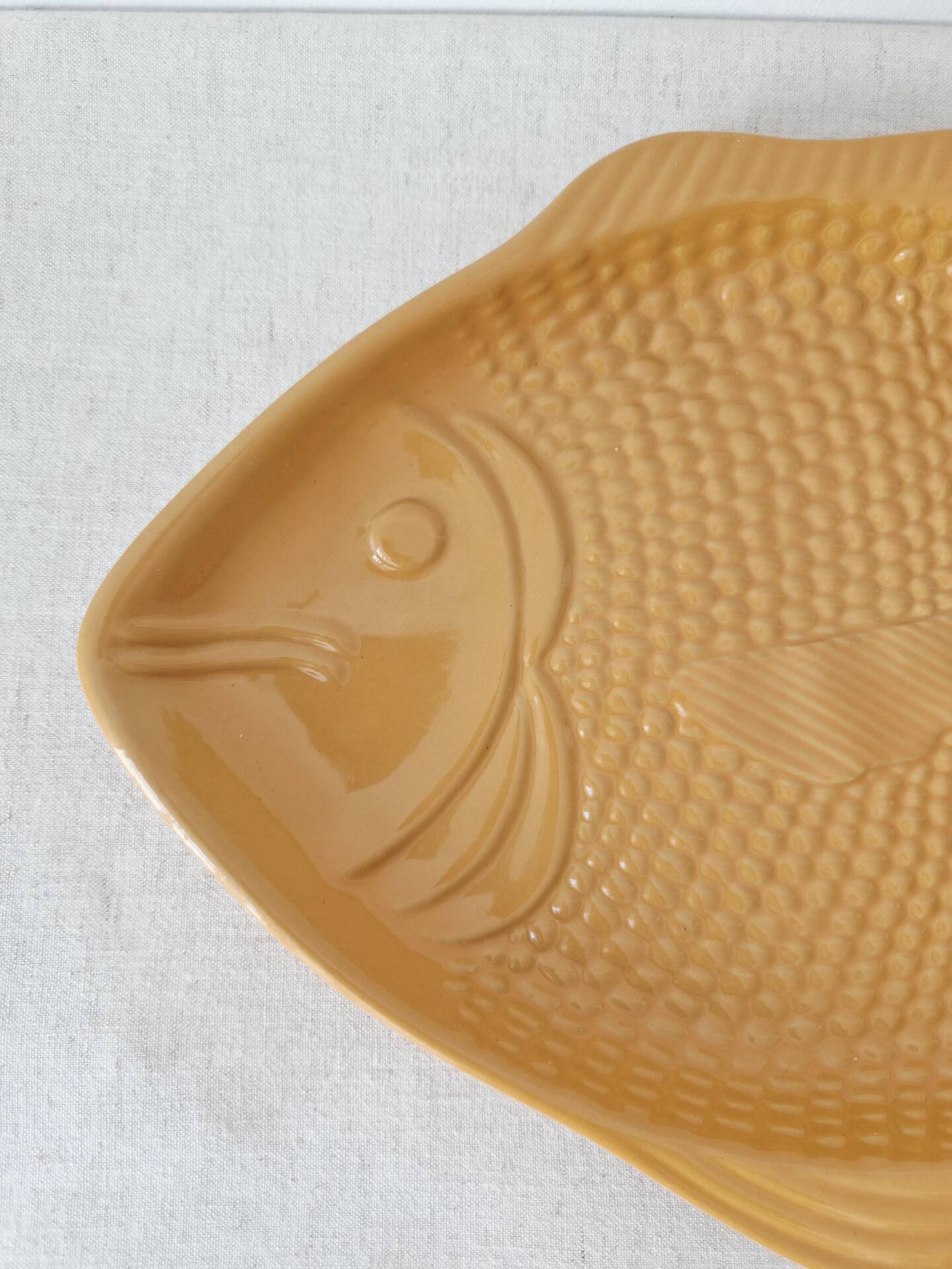 Plat vintage en barbotine poisson