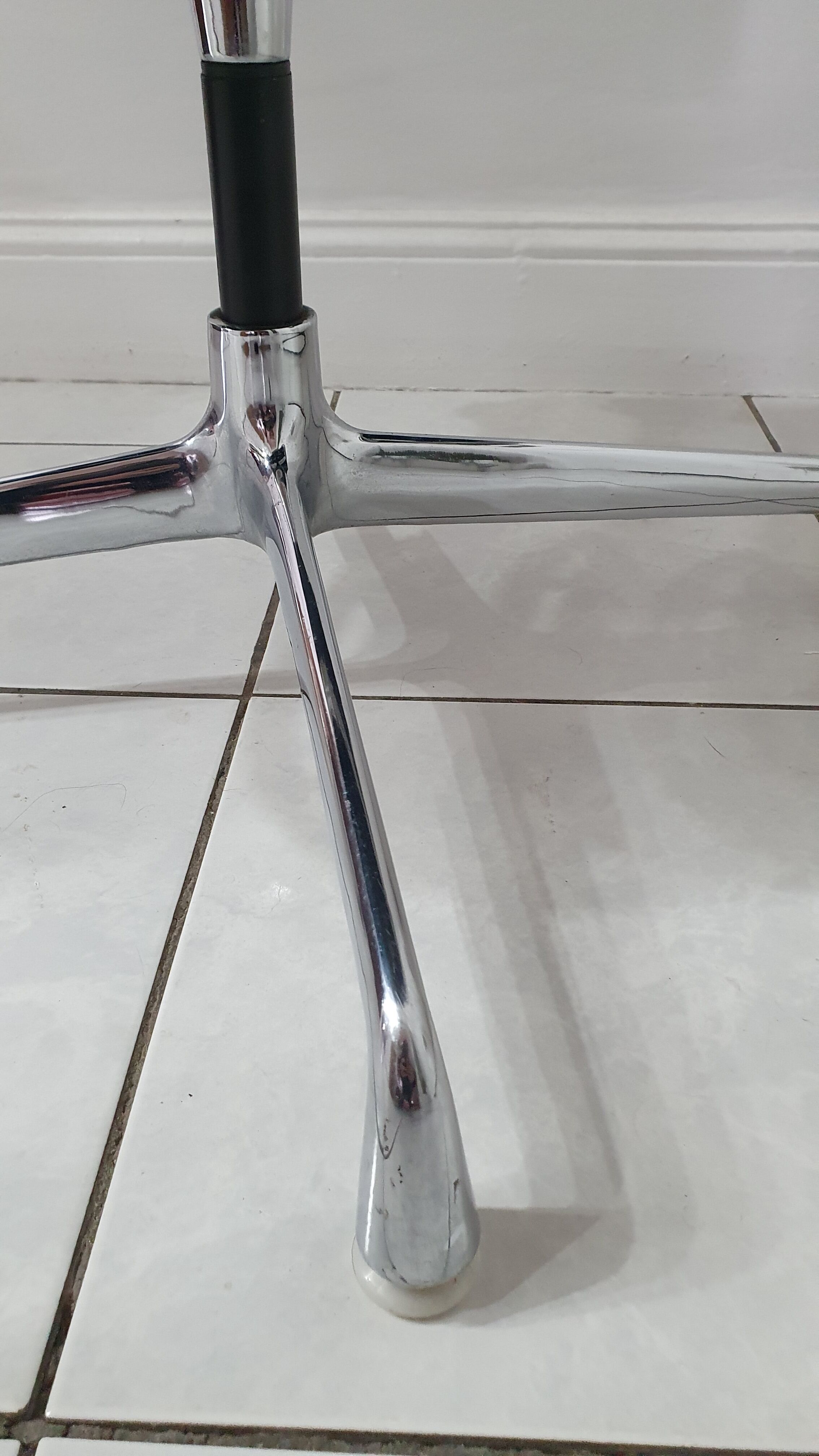 Fauteuil EA208 soft pad Charles et Ray Eames édition Herman Miller