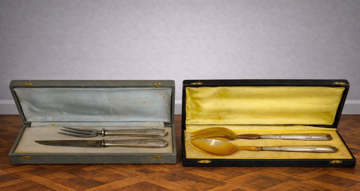 Art de la table : réunion de deux coffrets de couverts en argent fourré