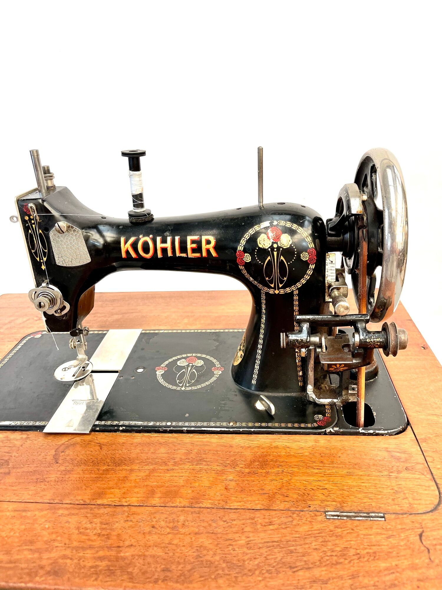 Mechanical Kohler sewing machine and its furniture with manual and replacement needle