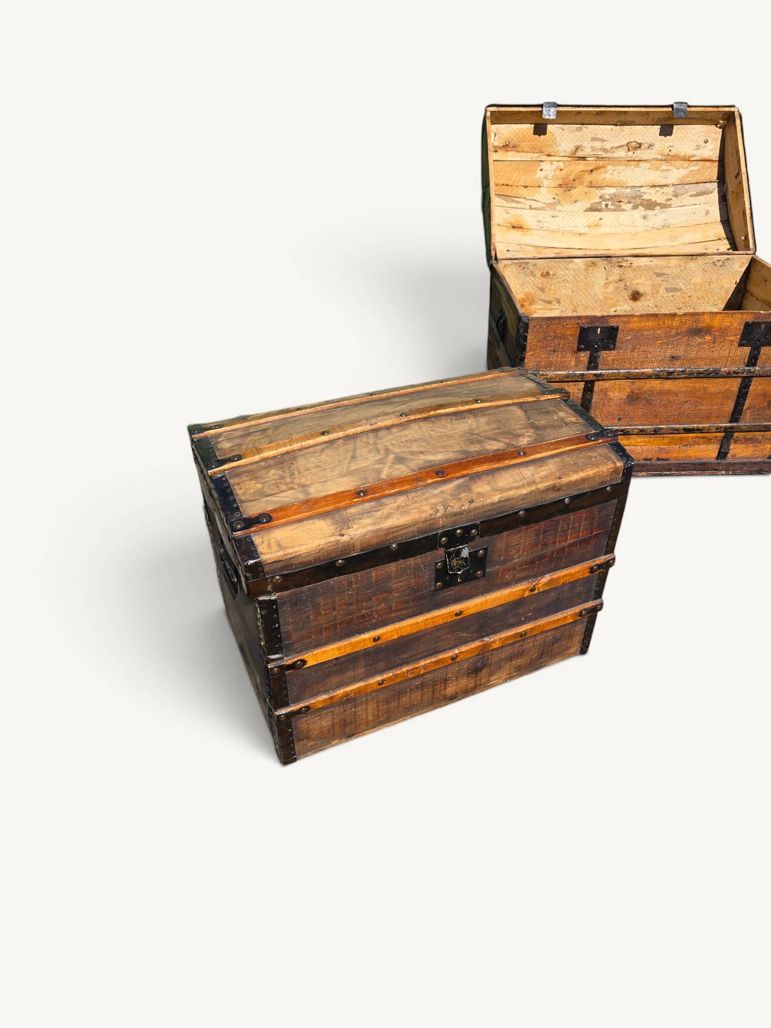 Coffre de voyage bombé ancien en bois et fer forgé – XIXe siècle