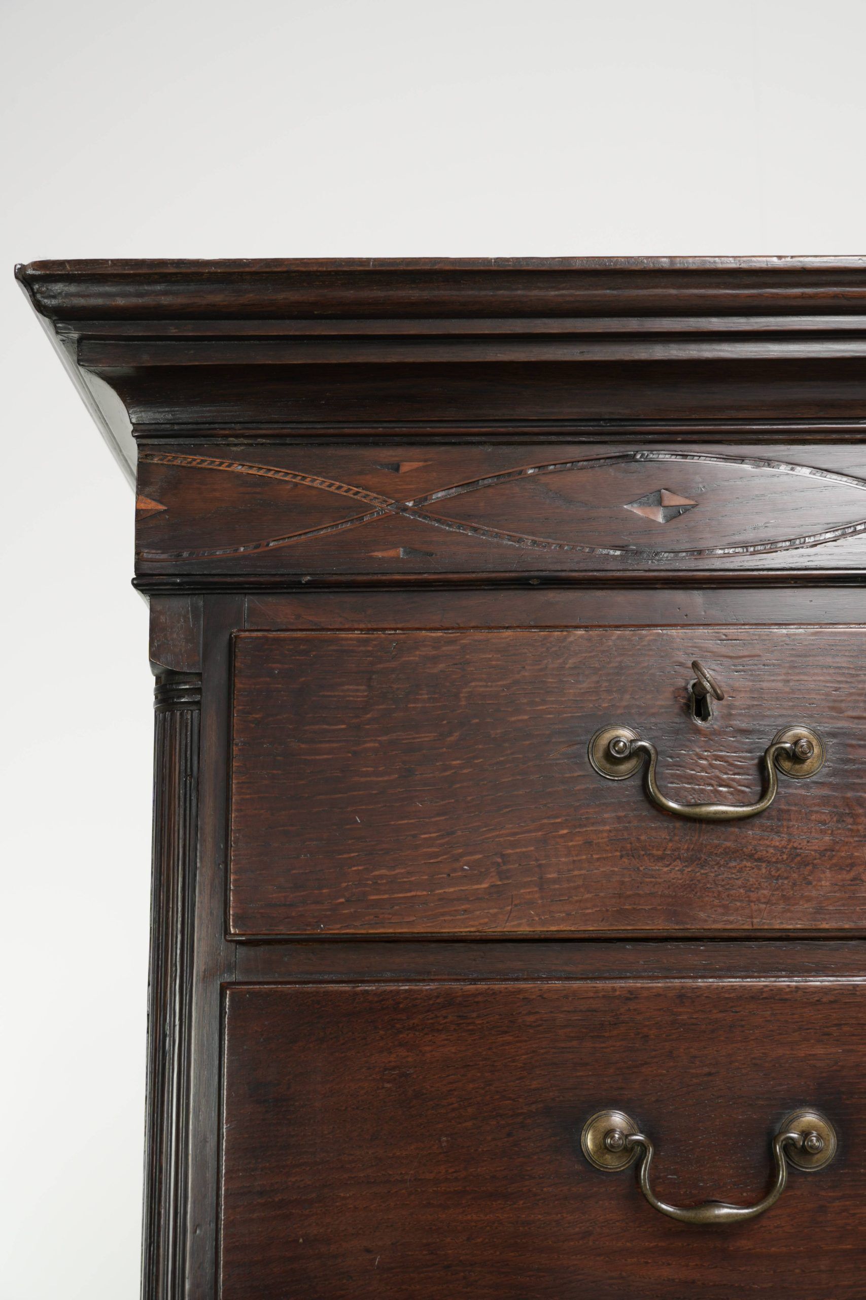 Commode anglaise antique du XVIIIe siècle en chêne.