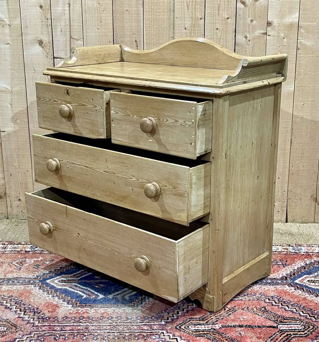 19th century Victorian chest of drawers in fir