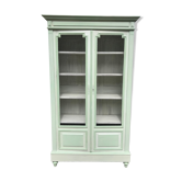 Bibliothèque grillagée et peinte de style Louis XVI vert celadon