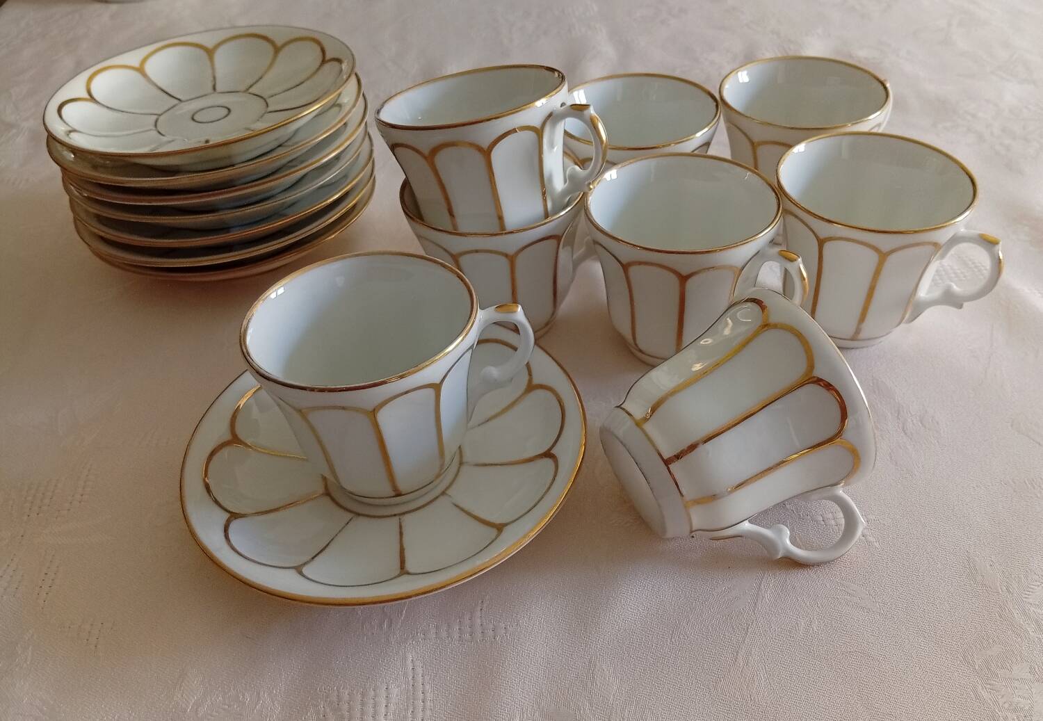 Set of 8 pairs of cups and saucers in Paris porcelain