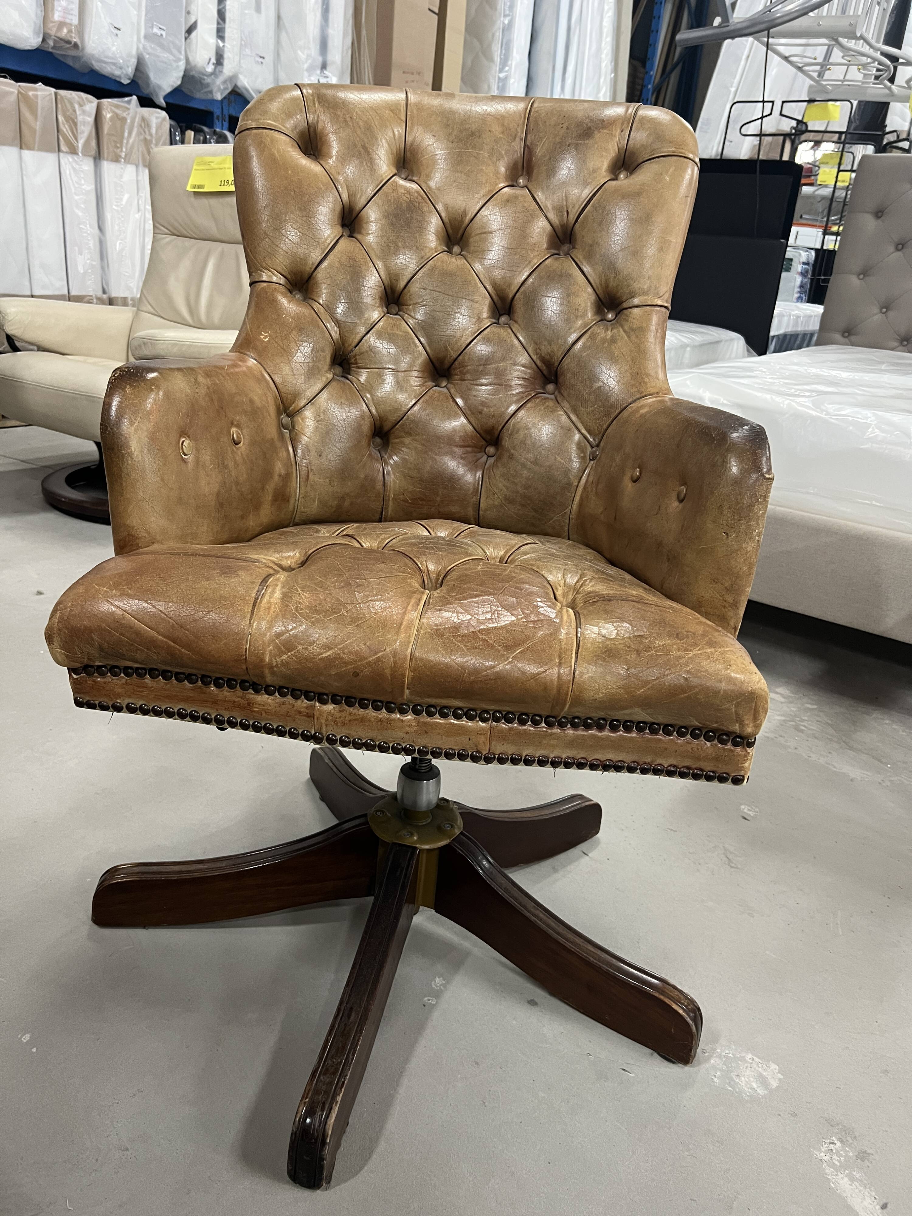 Office chair Chesterfield Gainsborough Chair swivel, in antique gold leather and mahogany