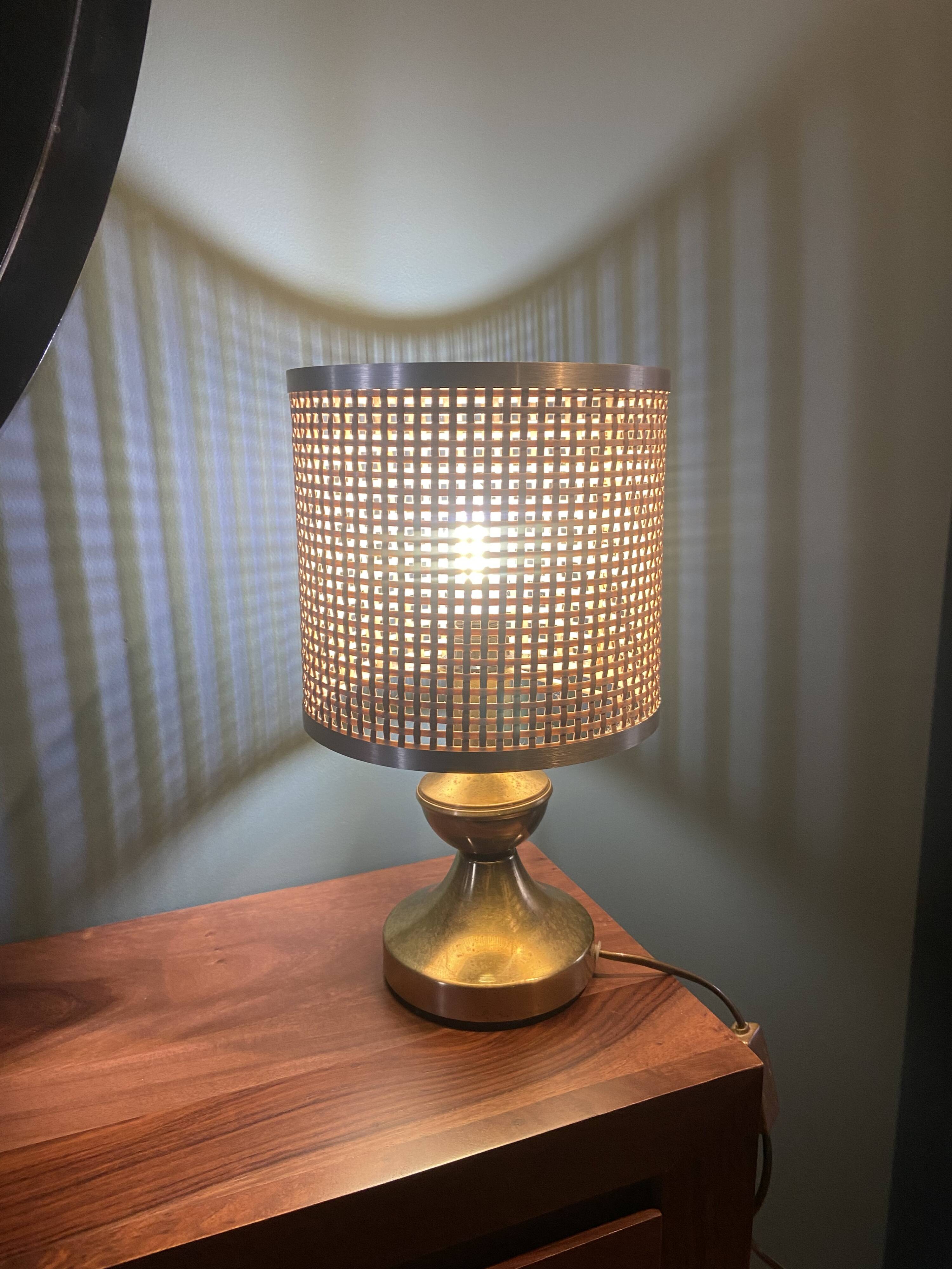 Lampe Mid Century en cannage