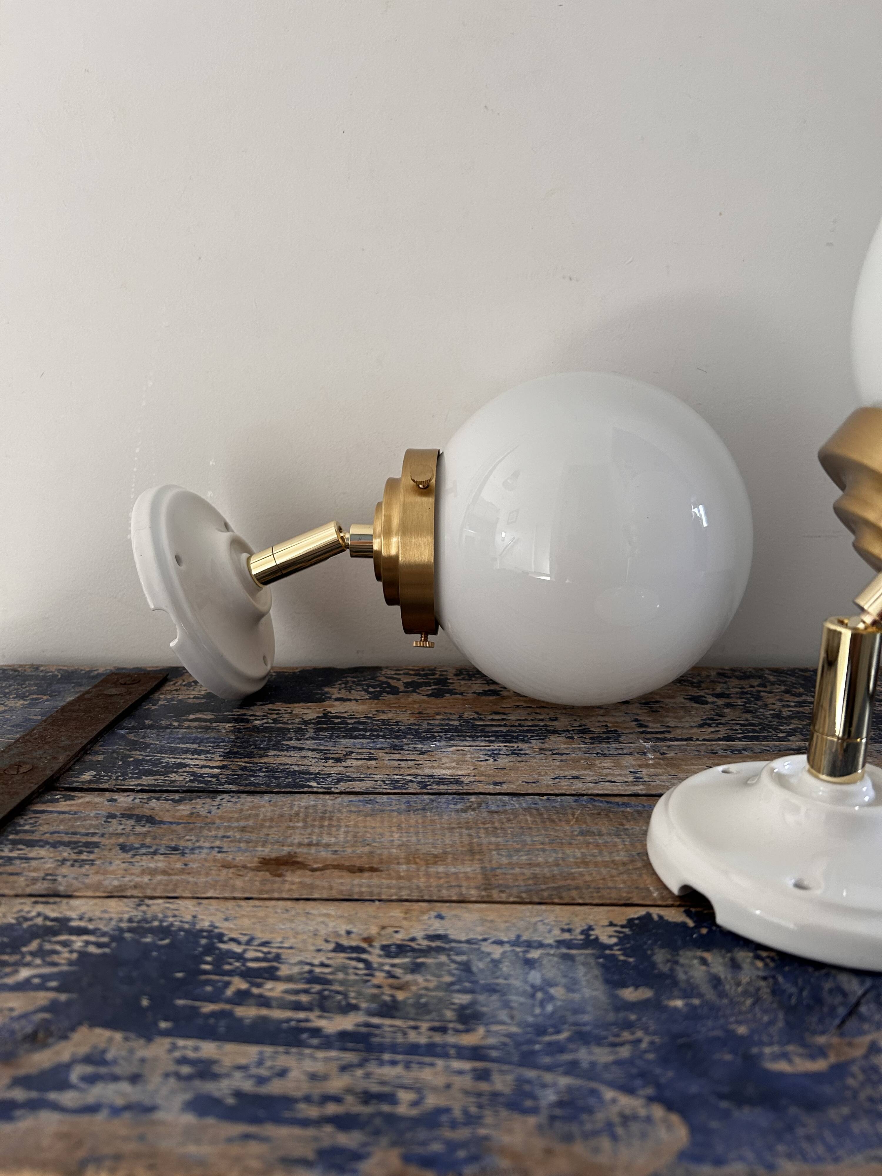 Paire d’appliques murales globes inclinables
